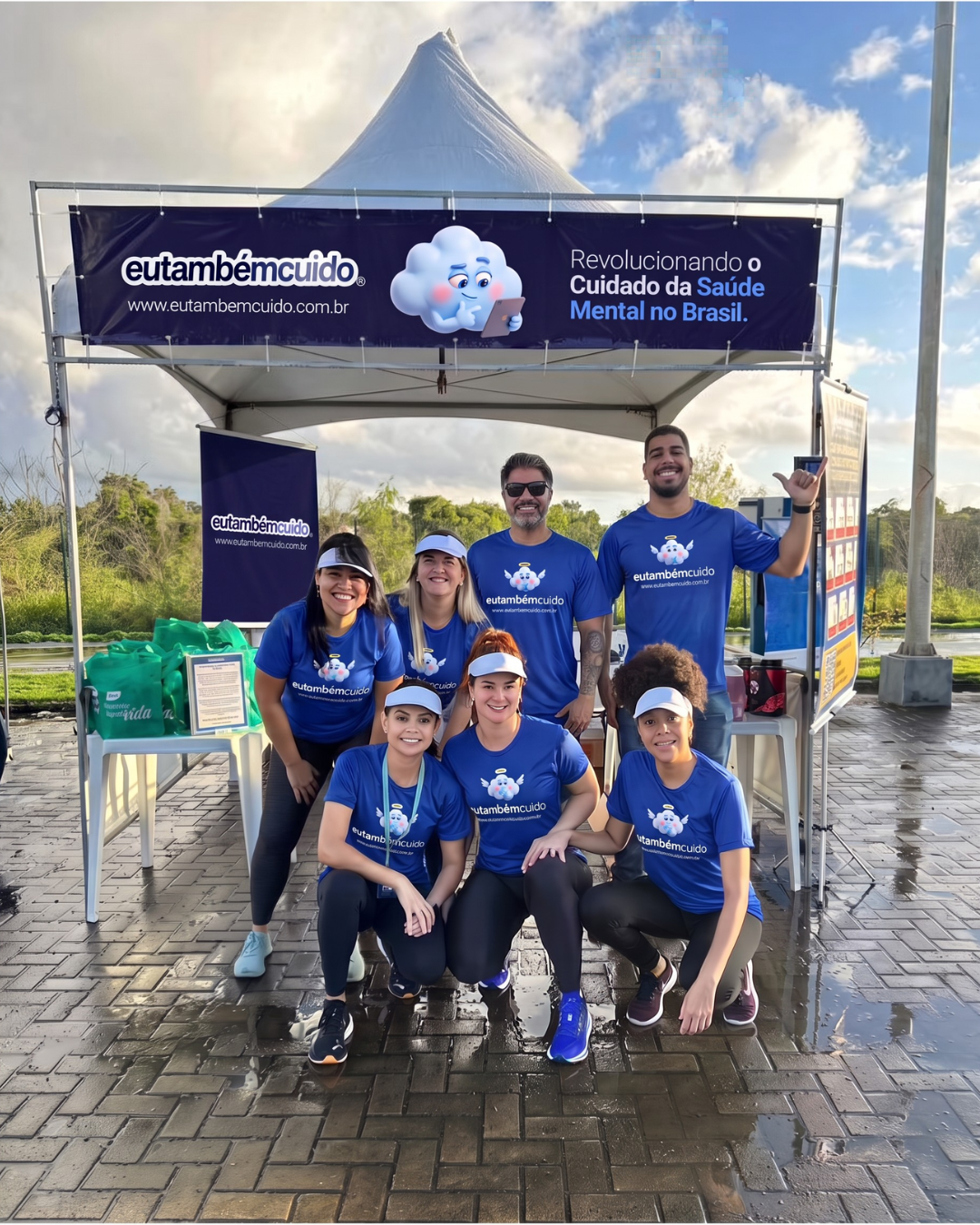 Equipe da Eu Também Cuido reunida em uma ação comunitária.