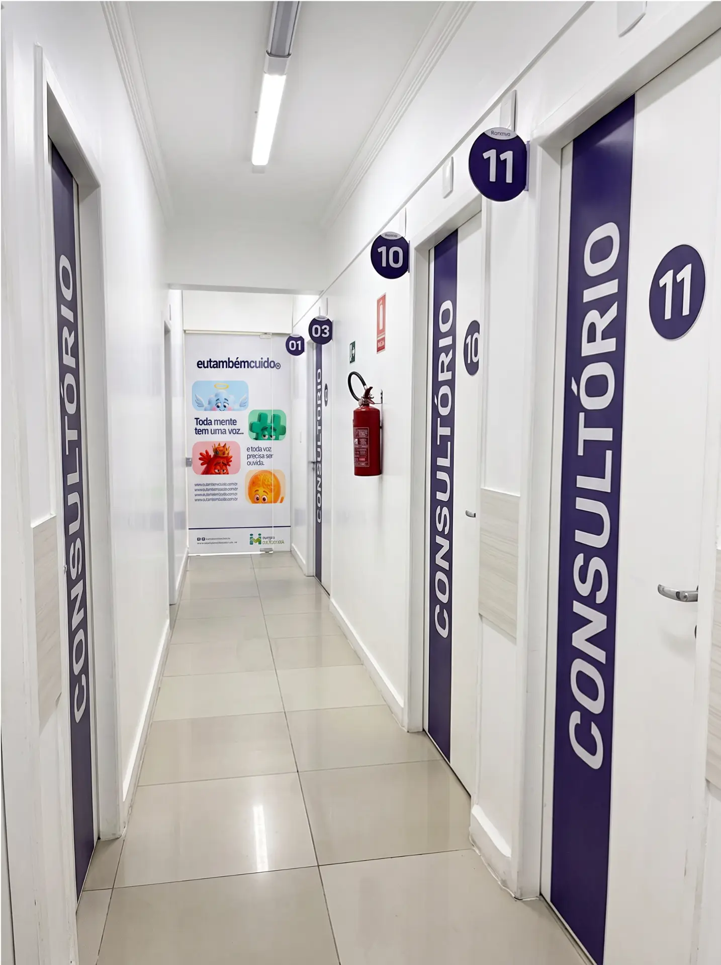 Corredor com consultórios de uma unidade parceira da Eu Também Cuido.